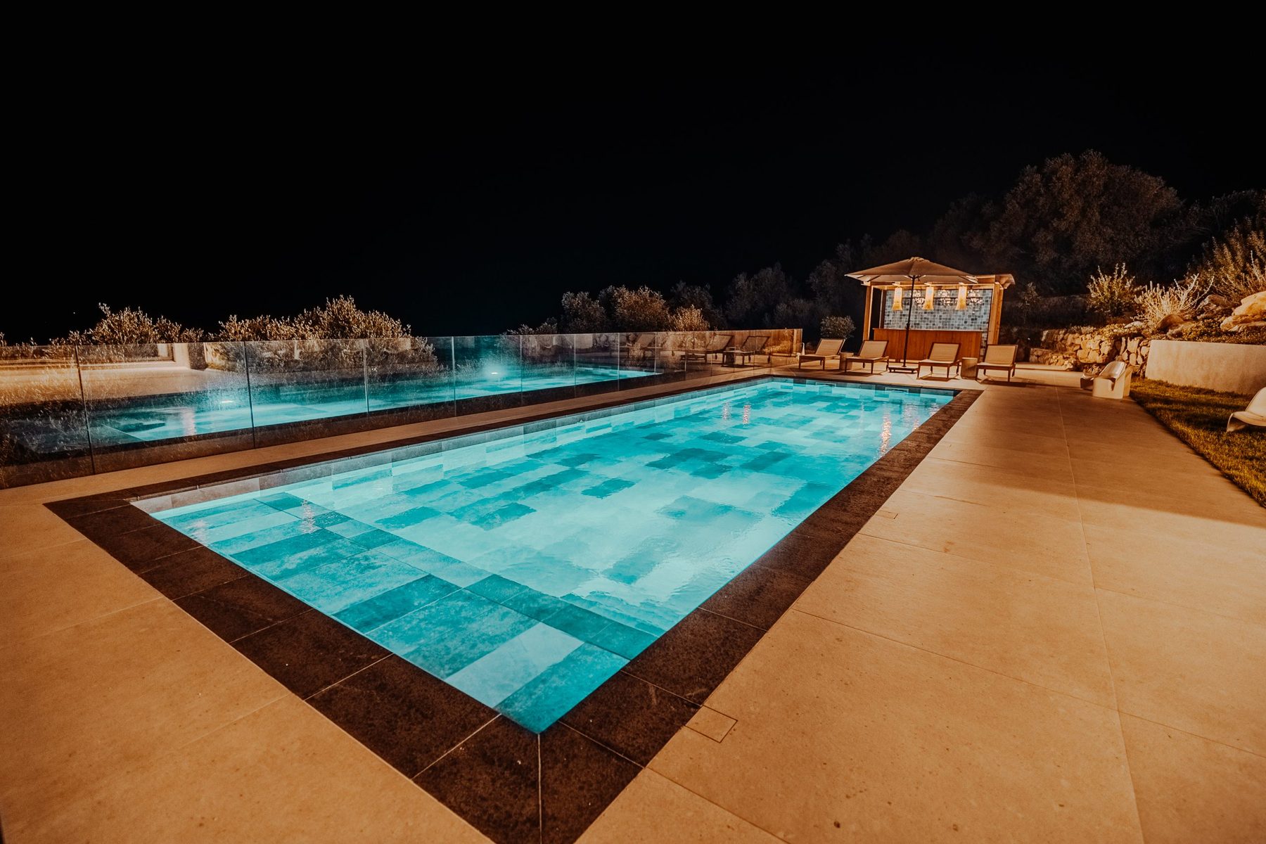 Piscine chauffée et terrasse d’une villa à Cargèse