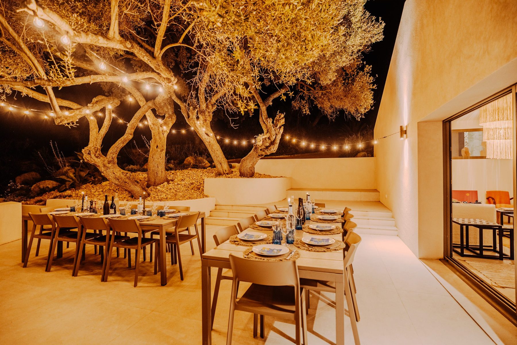 Terrasse ombragée d’oliviers d’une villa à Cargèse