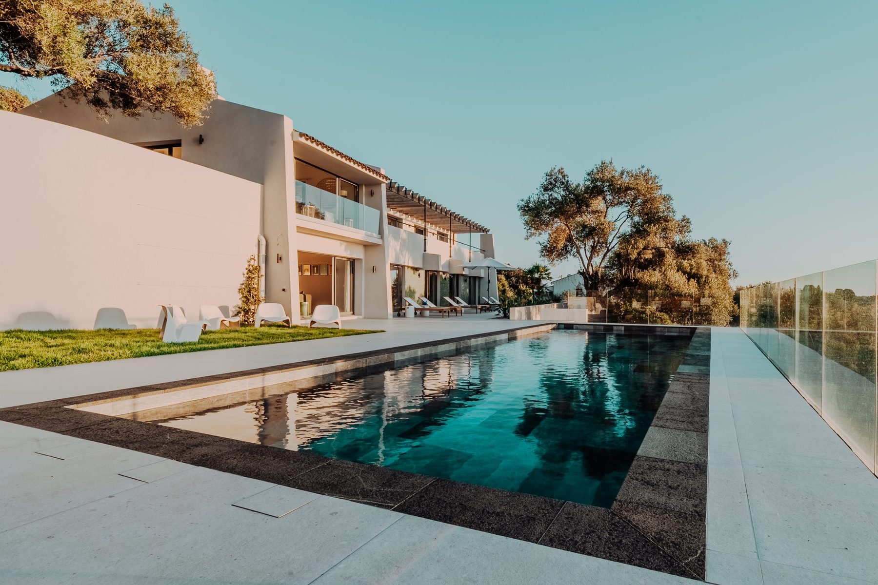 Piscine chauffée d’une villa à Cargèse pour une semaine de vacances