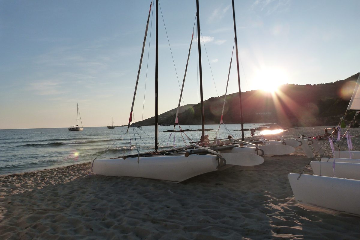 Coucher de soleil sur la plage de Ménasina, près de Cargèse